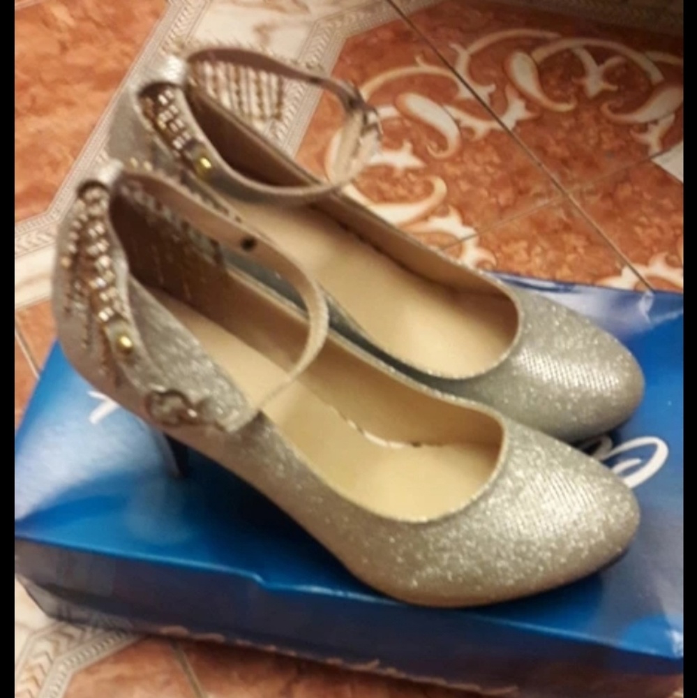 Woman silver party shoes